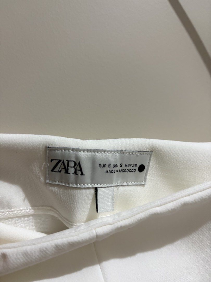 Zara White High Waisted Tailored Shorts (Category: Shorts) located in Manila. Submitted by chiiisells_ (Listing ID 1455431124, Image 2). Description: - Zara white tailored shorts - High-waisted fit - Size S - Made in Morocco - Perfect for dressing up or down - A versatile wardrobe staple.