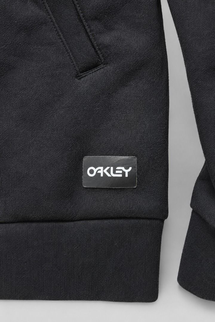 🖤 OAKLEY REGULAR FIT ZIP JACKET (Category: Coats, Jackets and Outerwear) located in Valencia. Submitted by shopstnd (Listing ID 1455550758, Image 2). Description: 🖤 OAKLEY REGULAR FIT ZIP JACKET Clean, minimal, and easy to style — a solid everyday piece with subtle Oakley detailing. • Oakley • Black • Size: L (US/EU) / XL (Japan) • Regular Fit • Full-Zip Jacket • YKK Zippers • Side Pockets • Pre-loved / Ready to Wear 📸 Swipe through for the ac