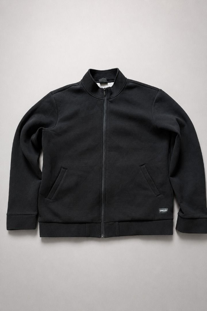 🖤 OAKLEY REGULAR FIT ZIP JACKET (Category: Coats, Jackets and Outerwear) located in Valencia. Submitted by shopstnd (Listing ID 1455550758, Image 1). Description: 🖤 OAKLEY REGULAR FIT ZIP JACKET Clean, minimal, and easy to style — a solid everyday piece with subtle Oakley detailing. • Oakley • Black • Size: L (US/EU) / XL (Japan) • Regular Fit • Full-Zip Jacket • YKK Zippers • Side Pockets • Pre-loved / Ready to Wear 📸 Swipe through for the ac