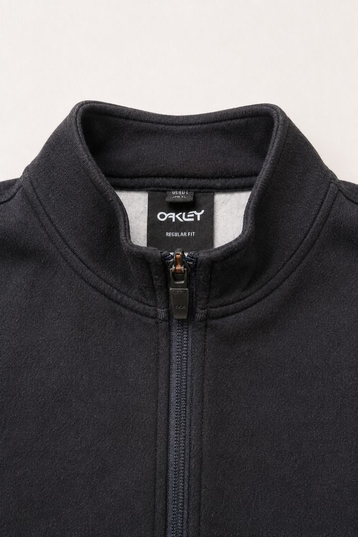 🖤 OAKLEY REGULAR FIT ZIP JACKET (Category: Coats, Jackets and Outerwear) located in Valencia. Submitted by shopstnd (Listing ID 1455550758, Image 3). Description: 🖤 OAKLEY REGULAR FIT ZIP JACKET Clean, minimal, and easy to style — a solid everyday piece with subtle Oakley detailing. • Oakley • Black • Size: L (US/EU) / XL (Japan) • Regular Fit • Full-Zip Jacket • YKK Zippers • Side Pockets • Pre-loved / Ready to Wear 📸 Swipe through for the ac