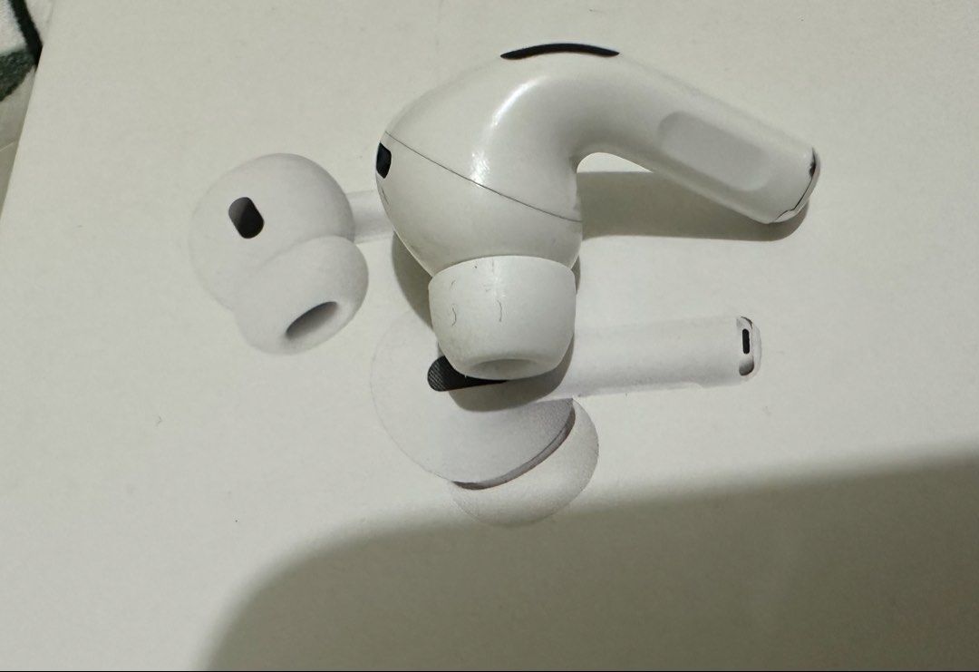 AirPods Pro 2 USB-C Left Pod + Charging Case | Original Apple (Category: Earphones) located in Pasig City. Submitted by fontz17 (Listing ID 1455648868, Image 2). Description: 🍎 ORIGINAL APPLE AIRPODS PRO 2 USB-C — LEFT AIRPOD + CHARGING CASE 💯 100% Original Apple 🔌 AirPods Pro 2 — USB-C Version 🎧 Includes: Left AirPod + USB-C Charging Case 📦 Right AirPod is NOT included CONDITION ✅ Left AirPod powers on & connects ✅ Charging case is working 