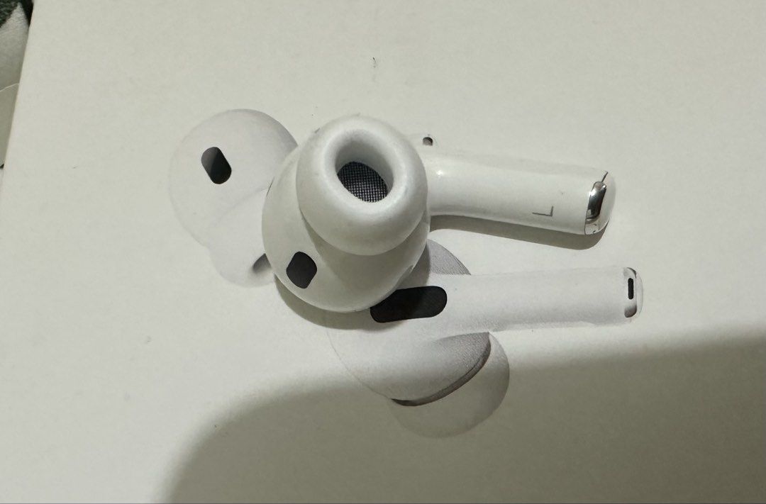 AirPods Pro 2 USB-C Left Pod + Charging Case | Original Apple (Category: Earphones) located in Pasig City. Submitted by fontz17 (Listing ID 1455648868, Image 1). Description: 🍎 ORIGINAL APPLE AIRPODS PRO 2 USB-C — LEFT AIRPOD + CHARGING CASE 💯 100% Original Apple 🔌 AirPods Pro 2 — USB-C Version 🎧 Includes: Left AirPod + USB-C Charging Case 📦 Right AirPod is NOT included CONDITION ✅ Left AirPod powers on & connects ✅ Charging case is working 