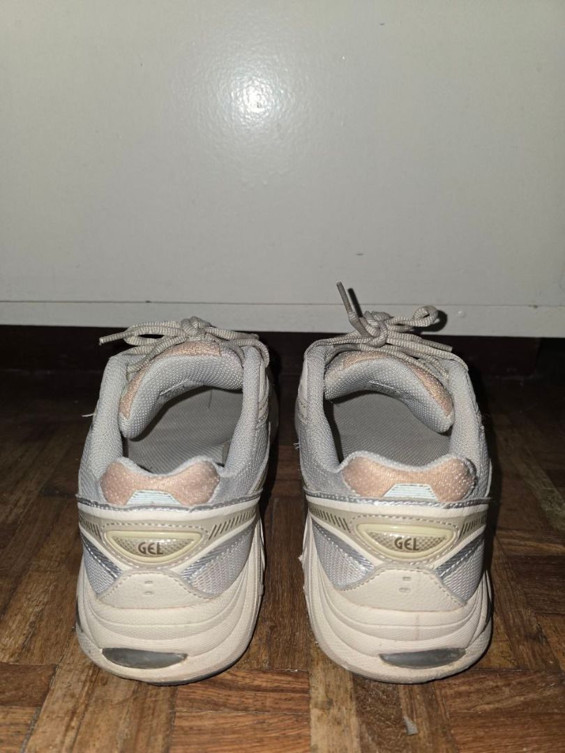 ASICS GT 2160 (Category: Casual Shoes) located in Binan City. Submitted by dddcn (Listing ID 1455513451, Image 3). Description: - Comfortable for everyday wear or training - Breathable mesh upper - Provides good foot support - Minor signs of wear on soles and uppers.