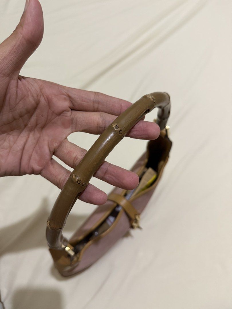 Authentic Gucci Bamboo Jackie Shoulder Bag (Category: Luxury Bags & Wallets) located in Mexico. Submitted by luxurybyeuphy (Listing ID 1455527621, Image 3). Description: Authentic Gucci Bamboo Jackie Shoulder Bag Guaranteed orig Moneyback if proven fake Rank AB Needs cleaning No major issue Price is negotiable.