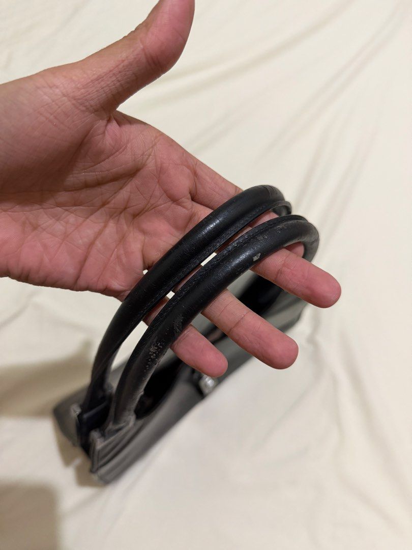 Authentic Gucci Jackie Shoulder Bag (Category: Luxury Bags & Wallets) located in Mexico. Submitted by luxurybyeuphy (Listing ID 1455526754, Image 3). Description: Authentic Gucci Jackie Shoulder Bag Guaranteed orig Moneyback if proven fake Rank AB Needs cleaning Pressmarks in front and back Price is negotiable.