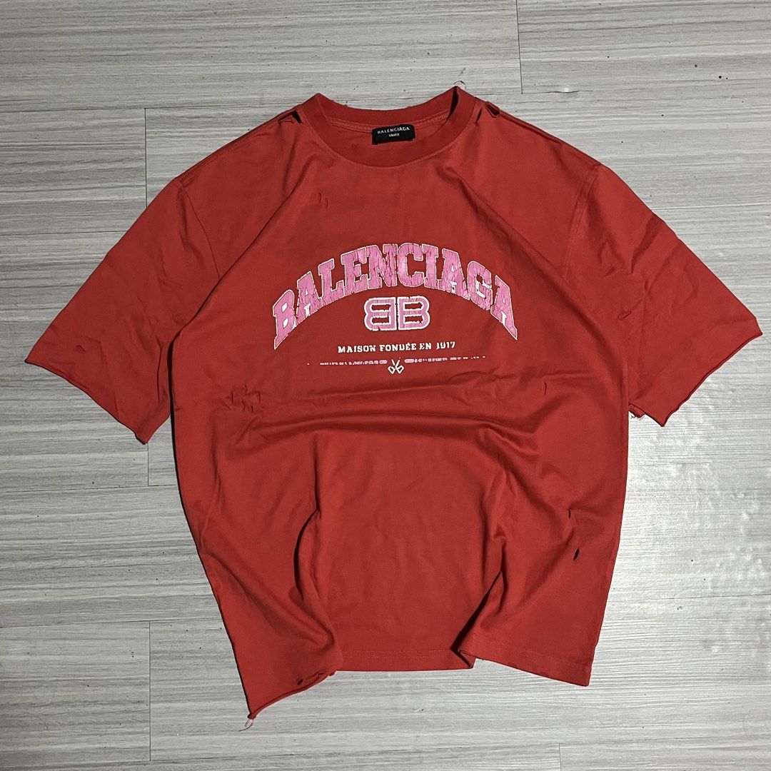 BALENCIAGA DISTRESS (Category: Luxury Apparel) located in Iloilo. Submitted by thrift2cali (Listing ID 1455670990, Image 1). Description: ITEM NAME: BALENCIAGA DISTRESS DIMES: 22 / 28 SIZE: LARGE CONDITION: VGOOD ISSUE: SLIGHT CRCKS SA PRINT COLOR RATE: 9.7 / 10 ₱ PM COLOR MAY VARY DUE TO LIGHTING - ADD SF OUTSIDE ILL CITY!.