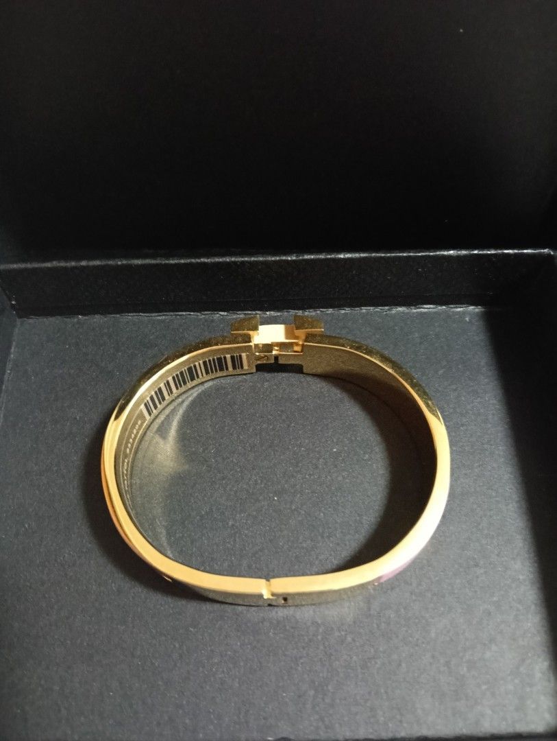 Bangle (Category: Bracelets) located in Singapore. Submitted by frienzy (Listing ID 1455670917, Image 3). Description: H bangle .