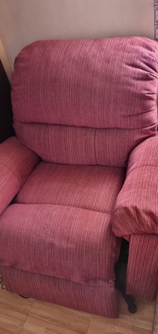 Big couch Comfortable Pink (Category: Chairs) located in Antipolo. Submitted by cassidy1900 (Listing ID 1455613454, Image 2). Description: Malaki at malambot. Nahihiga dpat sya kaso mahirap na sya ihiga dpat ipaayos na Pwede nlng syang upuan, super comfortable Sarap nya upuan Ung arm nya kita nyo naman medyo nag saside na kya talian nalng ng paikot Mura n yan. Ganda ng kulay nya .at may bulsa sa both side Anjan nadin ang sukat. free cover nadin .