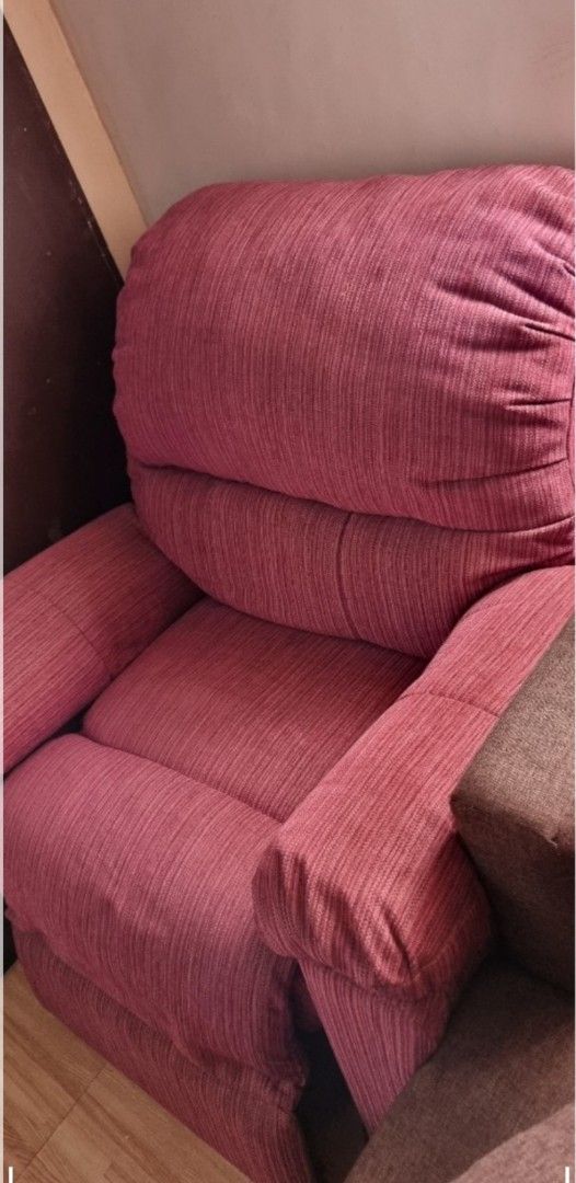 Big couch Comfortable Pink (Category: Chairs) located in Antipolo. Submitted by cassidy1900 (Listing ID 1455613454, Image 3). Description: Malaki at malambot. Nahihiga dpat sya kaso mahirap na sya ihiga dpat ipaayos na Pwede nlng syang upuan, super comfortable Sarap nya upuan Ung arm nya kita nyo naman medyo nag saside na kya talian nalng ng paikot Mura n yan. Ganda ng kulay nya .at may bulsa sa both side Anjan nadin ang sukat. free cover nadin .