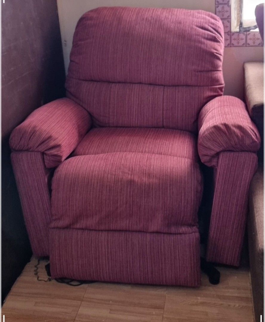 Big couch Comfortable Pink (Category: Chairs) located in Antipolo. Submitted by cassidy1900 (Listing ID 1455613454, Image 1). Description: Malaki at malambot. Nahihiga dpat sya kaso mahirap na sya ihiga dpat ipaayos na Pwede nlng syang upuan, super comfortable Sarap nya upuan Ung arm nya kita nyo naman medyo nag saside na kya talian nalng ng paikot Mura n yan. Ganda ng kulay nya .at may bulsa sa both side Anjan nadin ang sukat. free cover nadin .