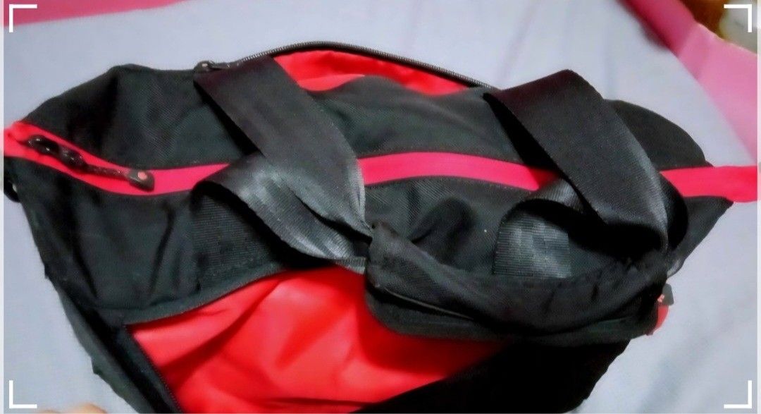 Black bag Descente (Category: Announcements) located in Antipolo. Submitted by cassidy1900 (Listing ID 1455617240, Image 1). Description: Ganda ng color Super spacious DESCENTE DUFFLE BAG plus free XXL Robe Free shipping.