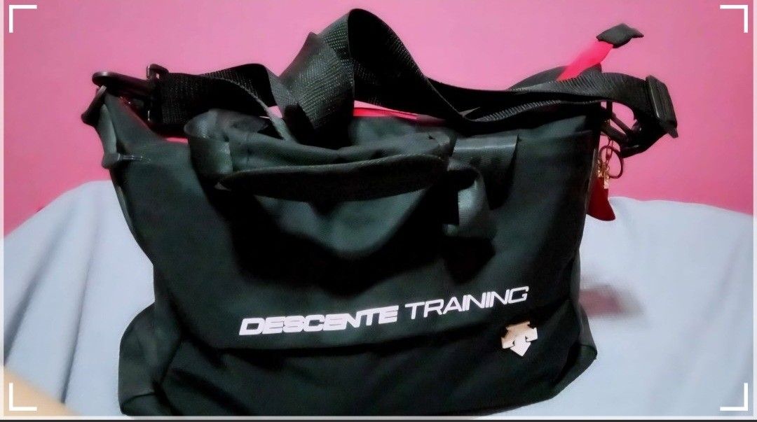 Black bag Descente (Category: Announcements) located in Antipolo. Submitted by cassidy1900 (Listing ID 1455617240, Image 2). Description: Ganda ng color Super spacious DESCENTE DUFFLE BAG plus free XXL Robe Free shipping.