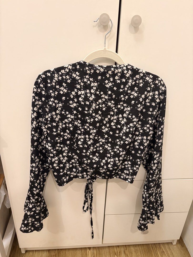 Black Floral Flounce Sleeve Top (Category: Longsleeves) located in Navotas City. Submitted by kfoundthis (Listing ID 1455645635, Image 3). Description: • Size: Medium to Large • Never been used • Condition: 10/10 • Brand new, no signs of usage • RFS: Decluttering 📸 Actual photos posted..
