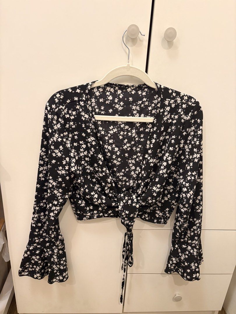 Black Floral Flounce Sleeve Top (Category: Longsleeves) located in Navotas City. Submitted by kfoundthis (Listing ID 1455645635, Image 2). Description: • Size: Medium to Large • Never been used • Condition: 10/10 • Brand new, no signs of usage • RFS: Decluttering 📸 Actual photos posted..