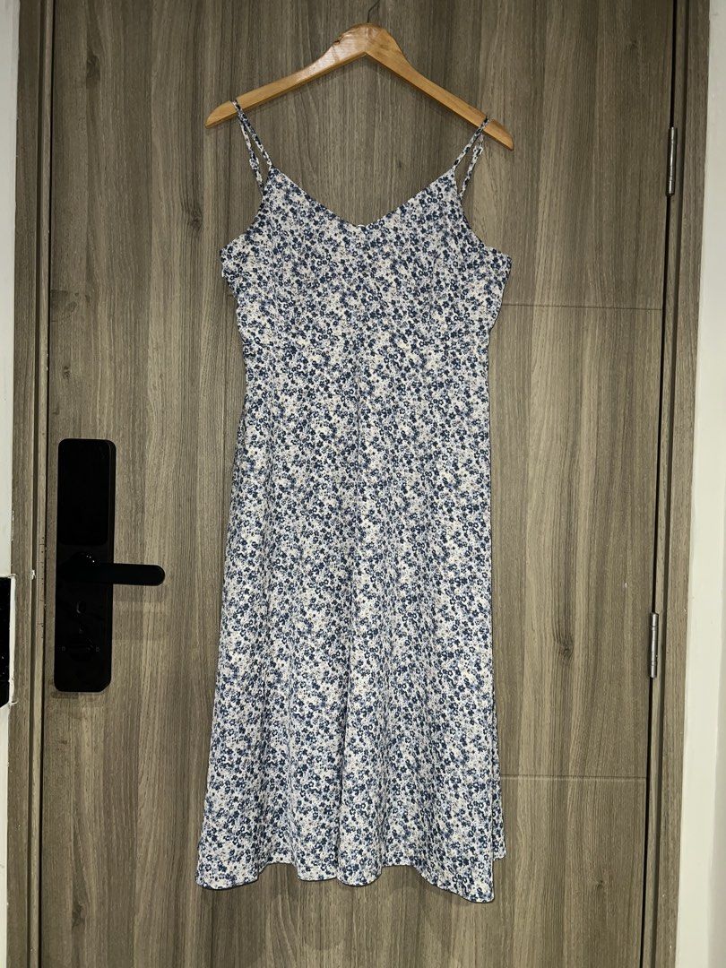 Blue Floral Midi Dress (Category: Dresses) located in Mandaluyong City. Submitted by katecdp (Listing ID 1455582980, Image 3). Description: ✨ Like new (10/10). Best fit M-L, a bit loose sa bust ko. Wrinkle free fabric na very flowy. Straps are also adjustable. No issue with this one, dami ko lang similar dresses. 👗 Seller reference: 5’5’ height, 34” bust, 29” waist 💸 MOP: GCash, BPI QR Decluttering my closet with items mostly used for events. F
