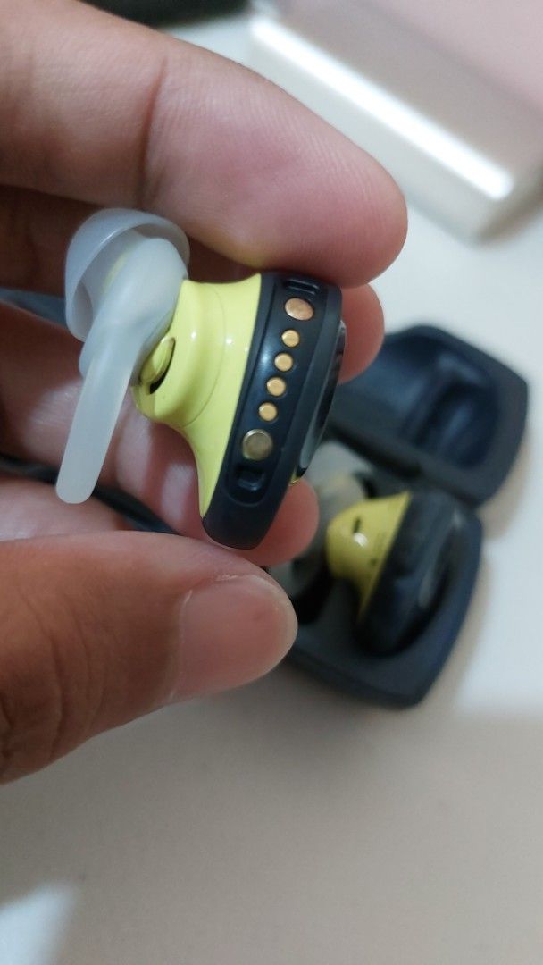 BOSE Soundsport Free Original (Category: Earphones) located in Quezon City. Submitted by christopher.torio18 (Listing ID 1455633564, Image 2). Description: BOSE Soundsport Free Original not class A Wireless Bkuetooth Earbuds Very clear sound Good working condition Selling Price 3200 Slight Negotiable Pick up or delivery Near FCM fairview .