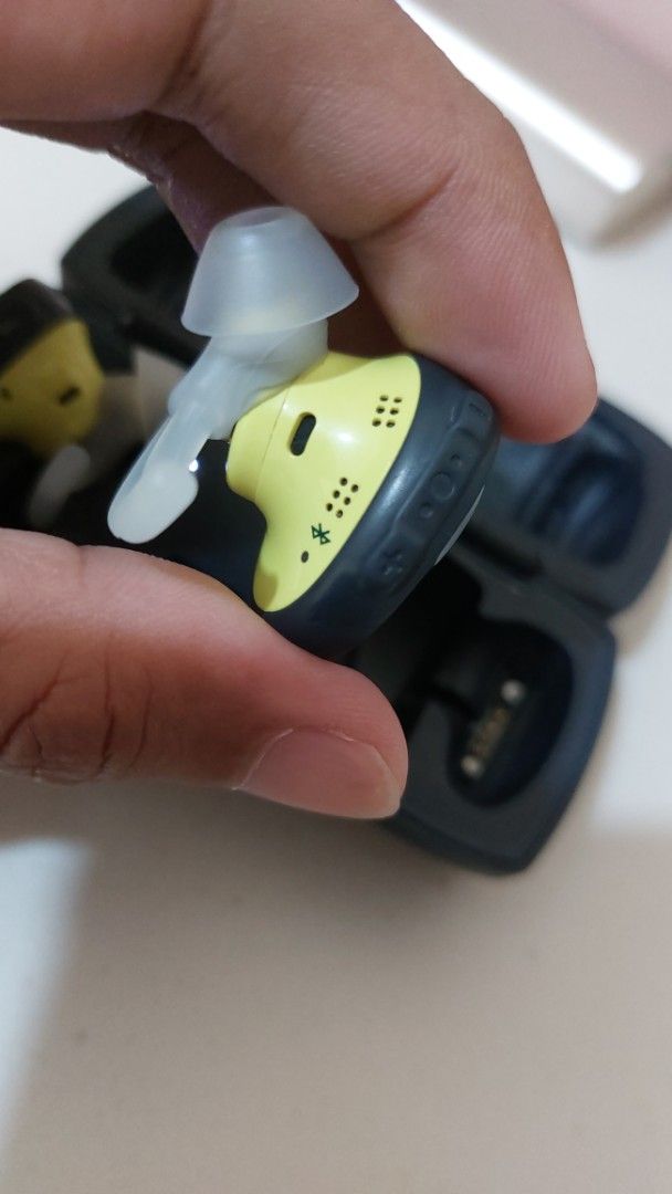 BOSE Soundsport Free Original (Category: Earphones) located in Quezon City. Submitted by christopher.torio18 (Listing ID 1455633564, Image 3). Description: BOSE Soundsport Free Original not class A Wireless Bkuetooth Earbuds Very clear sound Good working condition Selling Price 3200 Slight Negotiable Pick up or delivery Near FCM fairview .