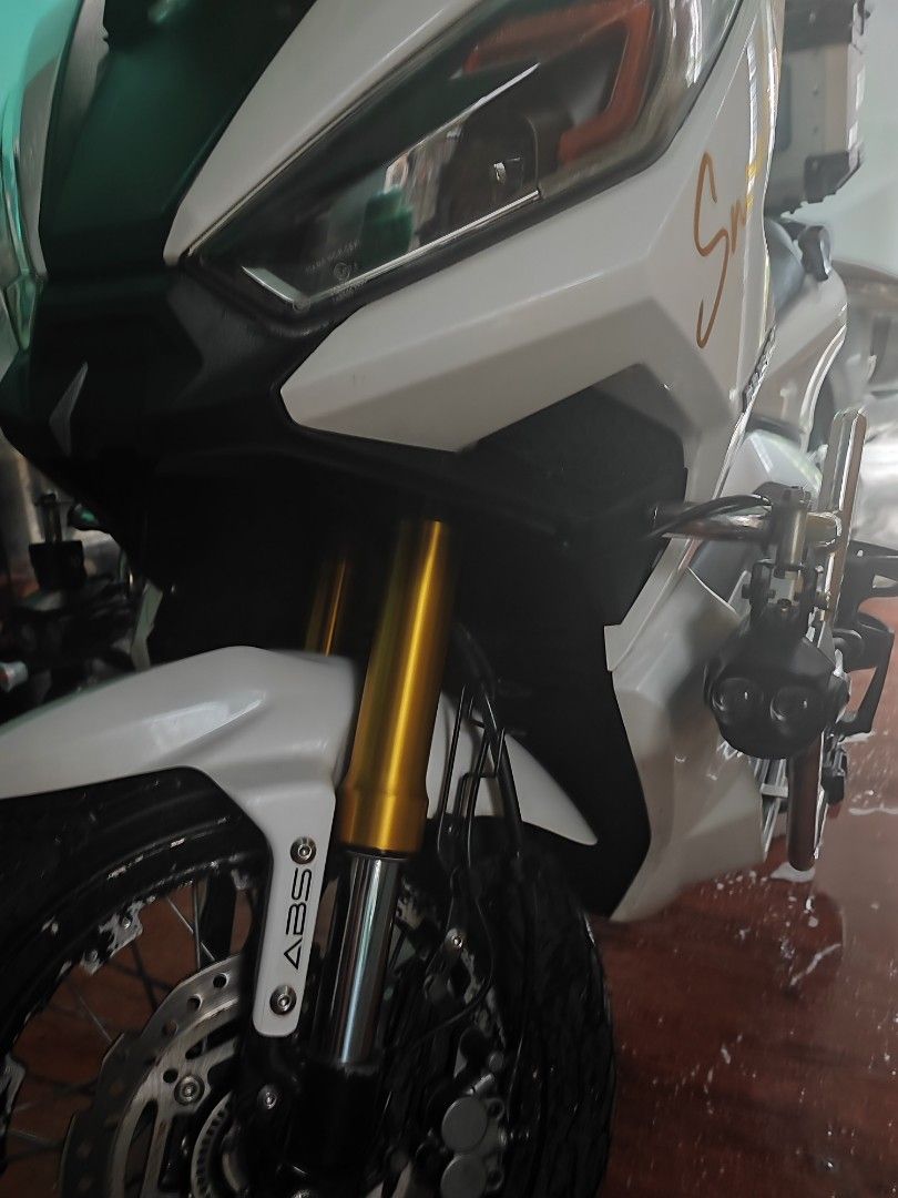Bristol ADX 160 Scooter (Category: Motorbikes for Sale) located in Quezon City. Submitted by daddsss (Listing ID 1455555559, Image 3). Description: Bristol ADX 160 White 2023 model October 2023 acquired All stock engine sobrang kinis complete papers First owner, Trabaho Bahay lang kaya mababa ODO. Added Accessories: Panel cover TRC rear shock Smok Top Box RackM bracket Motowolf Handle Bar Riser Rizoma Stealth Side Mirror Windshield extension Brac