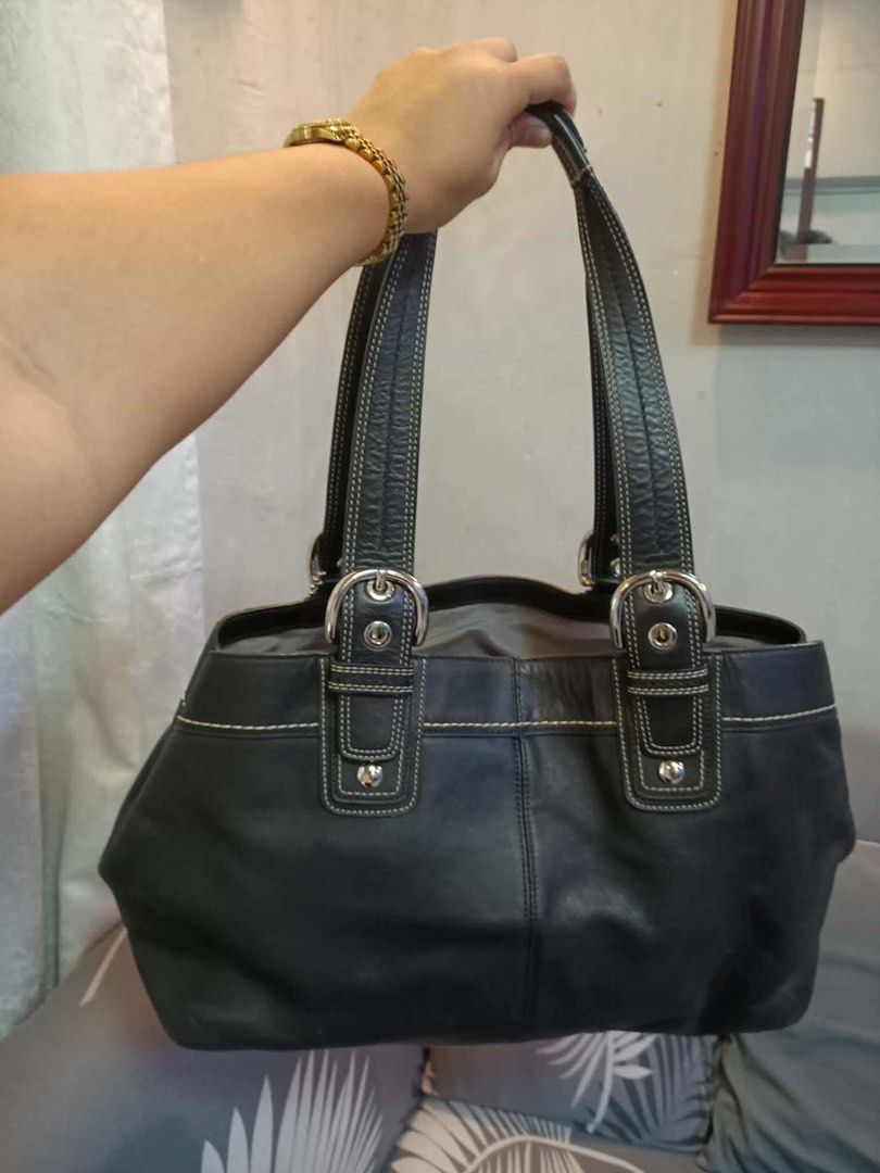 Coach Soho Pleated Black Leather (Category: Luxury Bags & Wallets) located in Bacoor. Submitted by patutwi (Listing ID 1455540737, Image 2). Description: - Never used - Too big for me - No issue/dents - Can fit 13 inch laptop - Pompom charm not included 📍Cavite.
