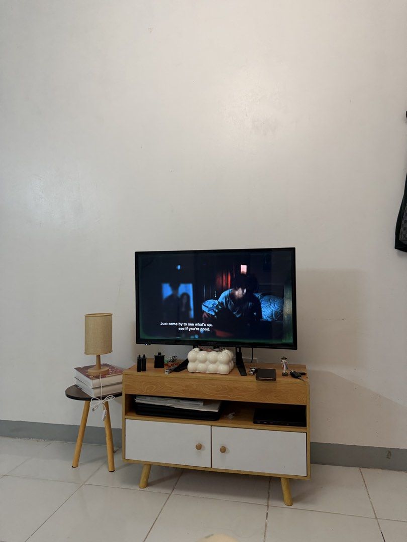 Devant Television (Category: TV) located in Dasmarinas. Submitted by lovekayeeeee (Listing ID 1455613012, Image 2). Description: - Devant Television for sale - Ideal size for bedrooms or small living areas - In good working condition - Ready for a new home - Feel free to ask questions! issue: has green on a side may netflix and youtube.