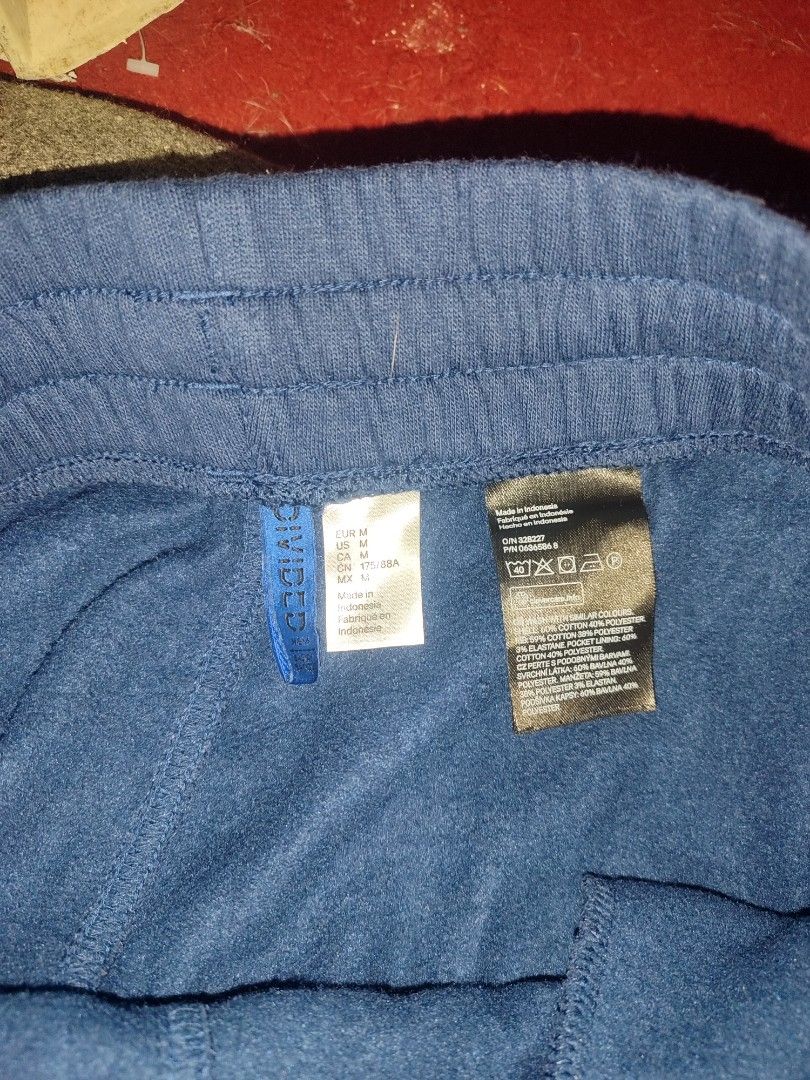 Divided by H&M Joggers (Category: Joggers) located in Manila. Submitted by kargamento (Listing ID 1455598662, Image 2). Description: Divided by H&M Blue Joggers Size: M No flaws 150 Pesos from the US never been used Can do lalamove and j&t (buyer's will shoulder it) 📍Quezon City disclaimer: manage your expectations, color may vary due to lighting.