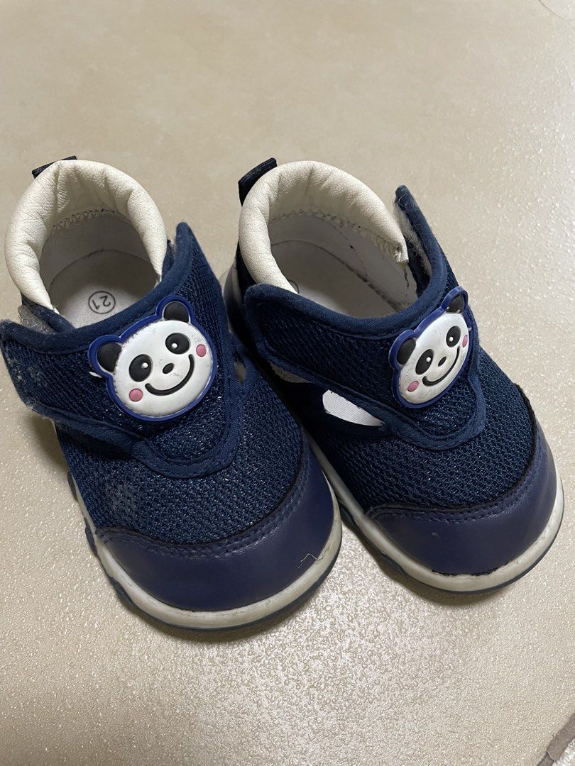 Enfant baby shoes (Category: Babies & Kids Fashion) located in Quezon City. Submitted by declutter-jen (Listing ID 1455581060, Image 1). Description: Enfant shoes Euro 21 Suitable for 7 to 14 months .