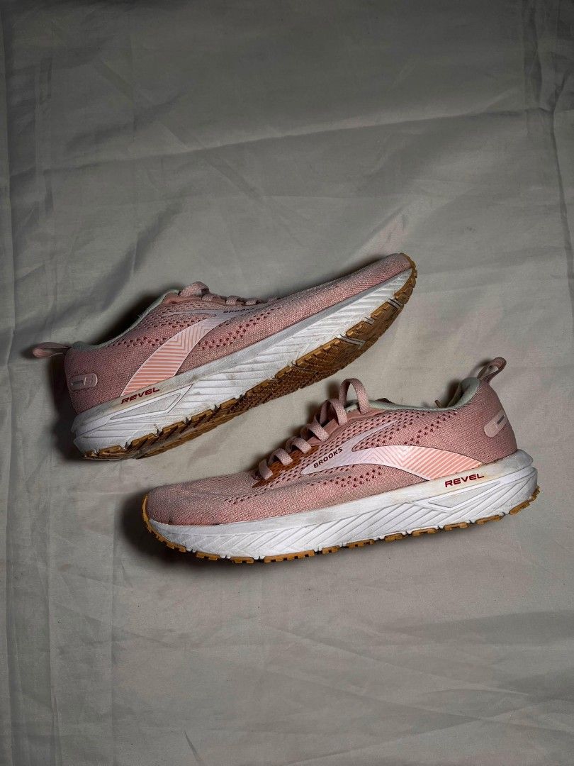 "FREE FOR BUYERS ONLY" (Category: Casual Shoes) located in Manila. Submitted by _thrift_time (Listing ID 1455500295, Image 2). Description: Thrifted 📌no issue Free for shoes buyers 🤝.