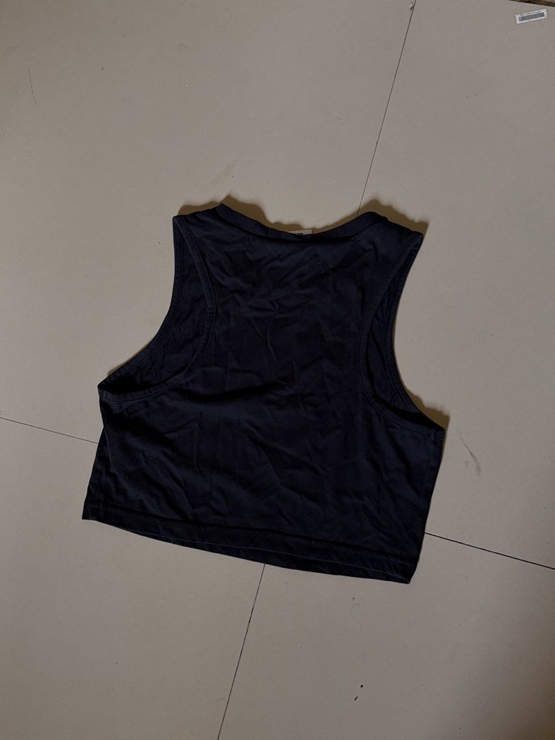 Gymshark Black Cropped Tank Top (Category: Activewear) located in Oroquieta. Submitted by rjayy14 (Listing ID 1455660135, Image 2). Description: - Brand: Gymshark - Type: Cropped Tank Top - Color: Black - Size: Medium (M) - Neckline: Crew Neck - Sleeves: Sleeveless - Features: Gymshark logo on front - Ideal for: Workouts, gym sessions, casual wear - Material: Comfortable and breathable.