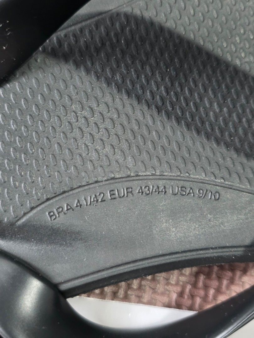 Havaianas Top Max Comfort Flip-Flops Black (Category: Slippers and slides) located in Bulacan. Submitted by limitless.melai (Listing ID 1455513435, Image 3). Description: - Brand: Havaianas - Model: Top Max Comfort - Color: Black - Size: BRA 41/42 (EUR 43/44, USA 9/10) - Material: Extra soft rubber - Perfect for: Casual wear - Includes: Original packaging.