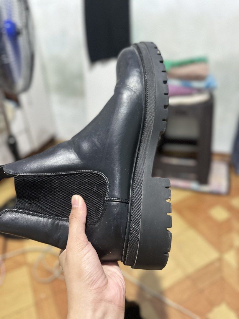 H&M CHELSEA BOOTS - SIZE 42 (Category: Casual Shoes) located in Angeles City. Submitted by clmsnw01 (Listing ID 1455541920, Image 3). Description: Selling my H&M Chelsea Boots – Black 🥾 Classic chunky Chelsea style, easy to pair with casual or smart-casual outfits. ✨ Details: • Brand: H&M • Style: Chelsea Boots • Colour: Black • Chunky lug sole • Pull tabs on both sides • Used • Overall still in good condition • May konting scratch sa gilid — pl