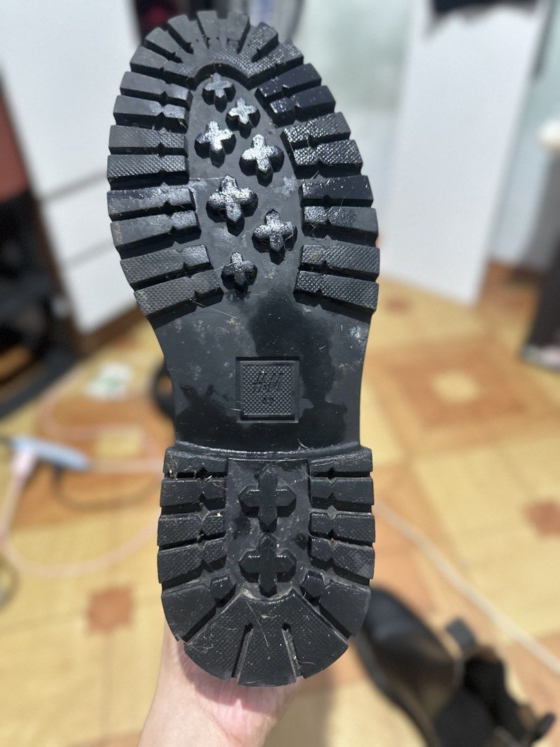 H&M CHELSEA BOOTS - SIZE 42 (Category: Casual Shoes) located in Angeles City. Submitted by clmsnw01 (Listing ID 1455541920, Image 2). Description: Selling my H&M Chelsea Boots – Black 🥾 Classic chunky Chelsea style, easy to pair with casual or smart-casual outfits. ✨ Details: • Brand: H&M • Style: Chelsea Boots • Colour: Black • Chunky lug sole • Pull tabs on both sides • Used • Overall still in good condition • May konting scratch sa gilid — pl