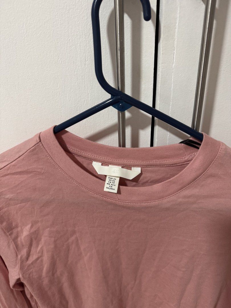 H&M Pink Long Sleeve jersey (Category: Longsleeves) located in Muntinlupa City. Submitted by sunwonx (Listing ID 1455607642, Image 2). Description: - H&M pink long sleeve jersey - Soft fabric - Versatile: great for layering or wearing on its own - Easy to pair with jeans or skirts - Comfortable fit.