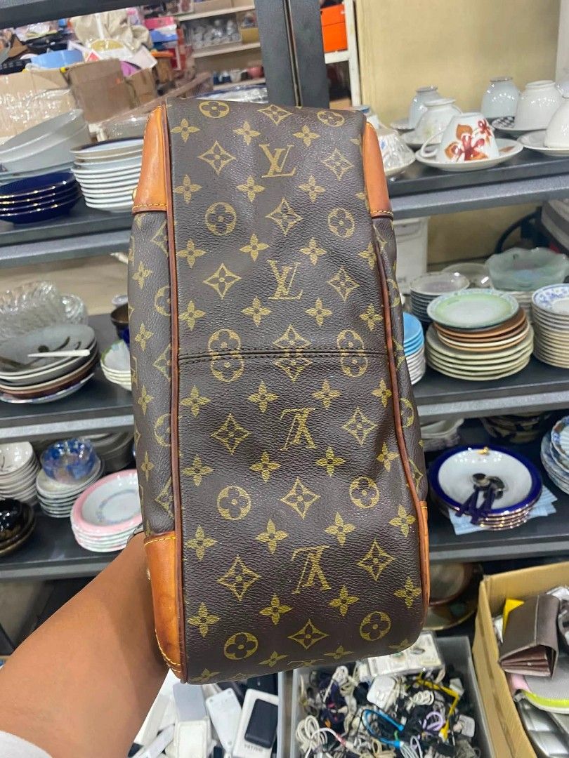 Louis Vuitton (Category: Shoulder Bags) located in Bacolod City. Submitted by nice_thriftt (Listing ID 1455581961, Image 3). Description: Louis Vuitton Coded Rank B.