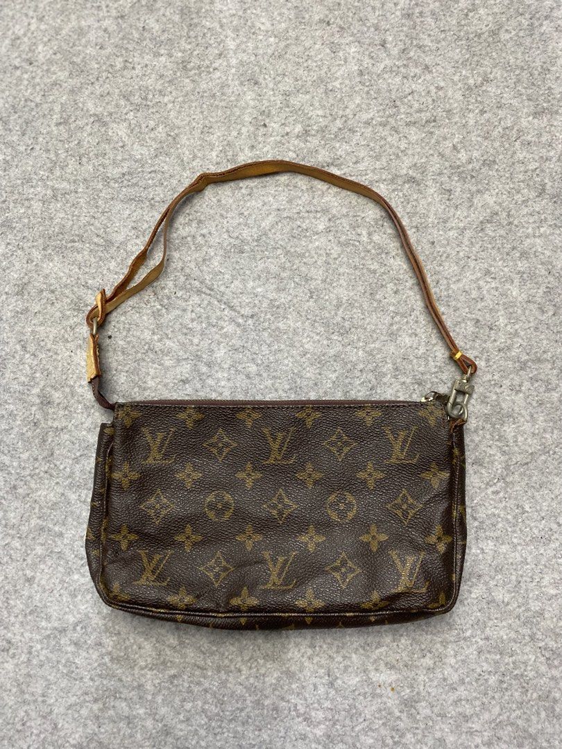 LOUIS VUITTON POCHETTE BAG (Category: Luxury Bags & Wallets) located in Zamboanga. Submitted by swayporgypretz (Listing ID 1455516507, Image 1). Description: .