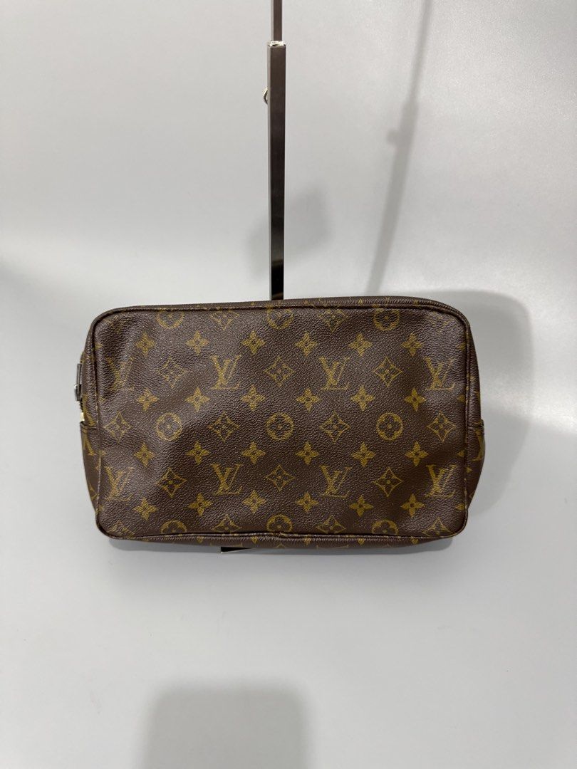 Louis Vuitton Toiletry Pouch (Category: Luxury Bags & Wallets) located in San Pedro. Submitted by astron_15 (Listing ID 1455673341, Image 2). Description: Authentic Rank A very good condition .