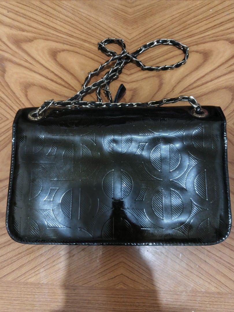 LQ Patent two way Bag (Category: Cross-body Bags) located in Valenzuela. Submitted by momofthreee (Listing ID 1455673655, Image 2). Description: issue: malagkit feels, needs cleaning (used petroleum jelly) Posted latest picture of item Last price already unless you purchase 2 or more items 🧿⚠️ Payment first policy✨ SF c/o buyer PM for other details 🫶.