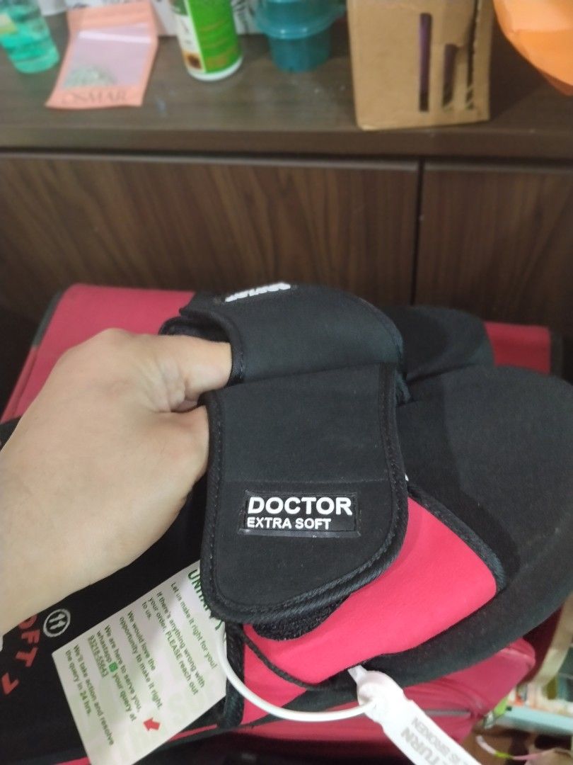 Men slippers (Category: Flipflops and Slides) located in Singapore. Submitted by swifttree_f77558 (Listing ID 1455524708, Image 3). Description: Good quality. Velcro top. Can meet at other mrt stations too. .