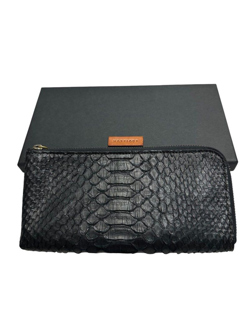 Mettique python wallet （分類：手袋及銀包）位於 Hong Kong。 由 mcmaby 提交（商品編號 1455566506，圖片 1）。簡介： - Brand: Mettique - Material: Genuine Python Leather - Color: Black - Style: Zip-around Wallet - Design: Textured python skin - Gender: Unisex。