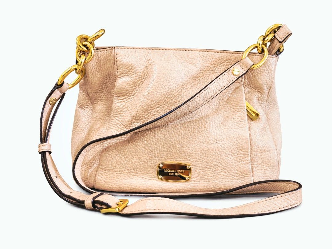 Michael Kors Aunthentic Preloved bag (Category: Luxury Bags & Wallets) located in Paranaque City. Submitted by carlybevs0502 (Listing ID 1455502594, Image 1). Description: my personal preloved MK bag. light pink in color, gold hardware, sling bag, slightly used with care..