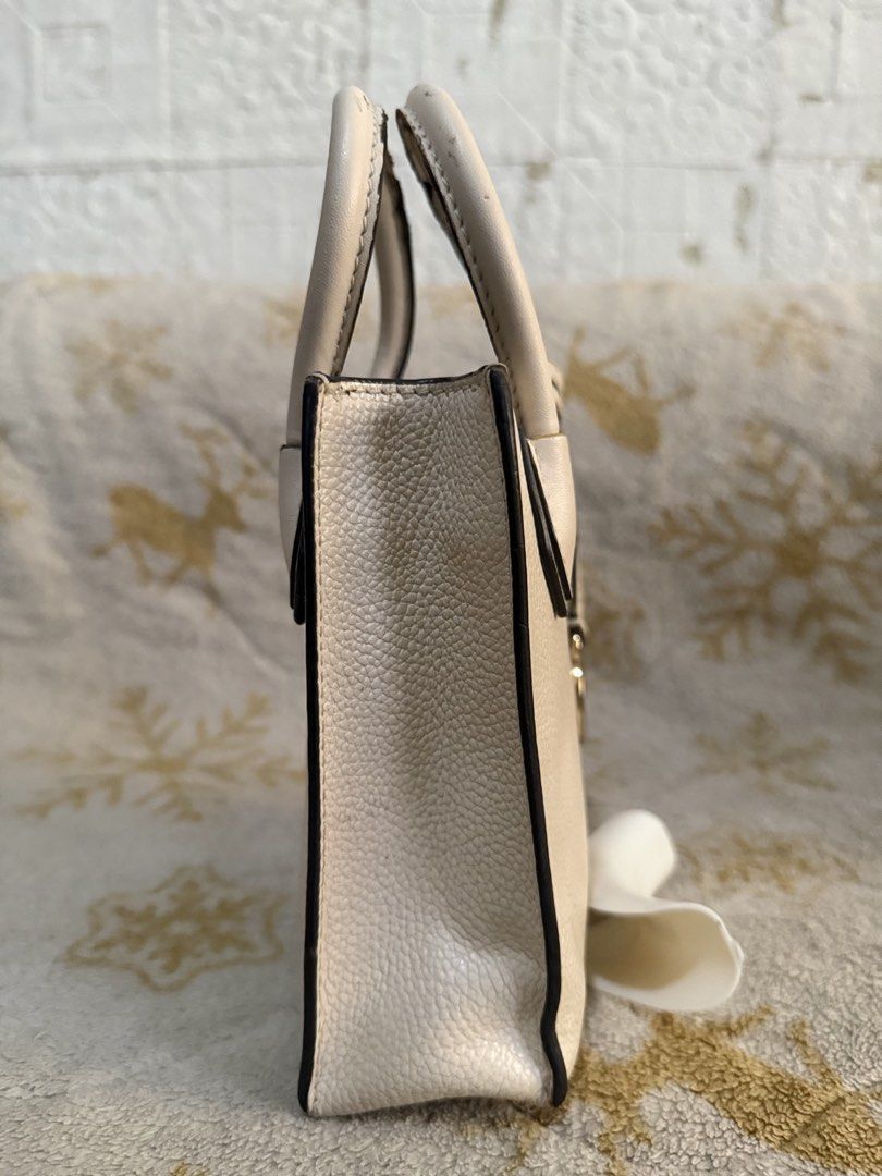 Auth Michael Kors White Mercer Mini (Category: Luxury Bags & Wallets) located in Manila. Submitted by handpickedbycox (Listing ID 1455572363, Image 3). Description: 📌Authentic Michael Kors white leather mini Mercer bag - Elegant gold MK charm detail - Convenient top handles - Compact size, ideal for carrying essentials - Interior is clean and well-maintained - Shows minor signs of wear on handles and edges, consistent with light use - Still a st