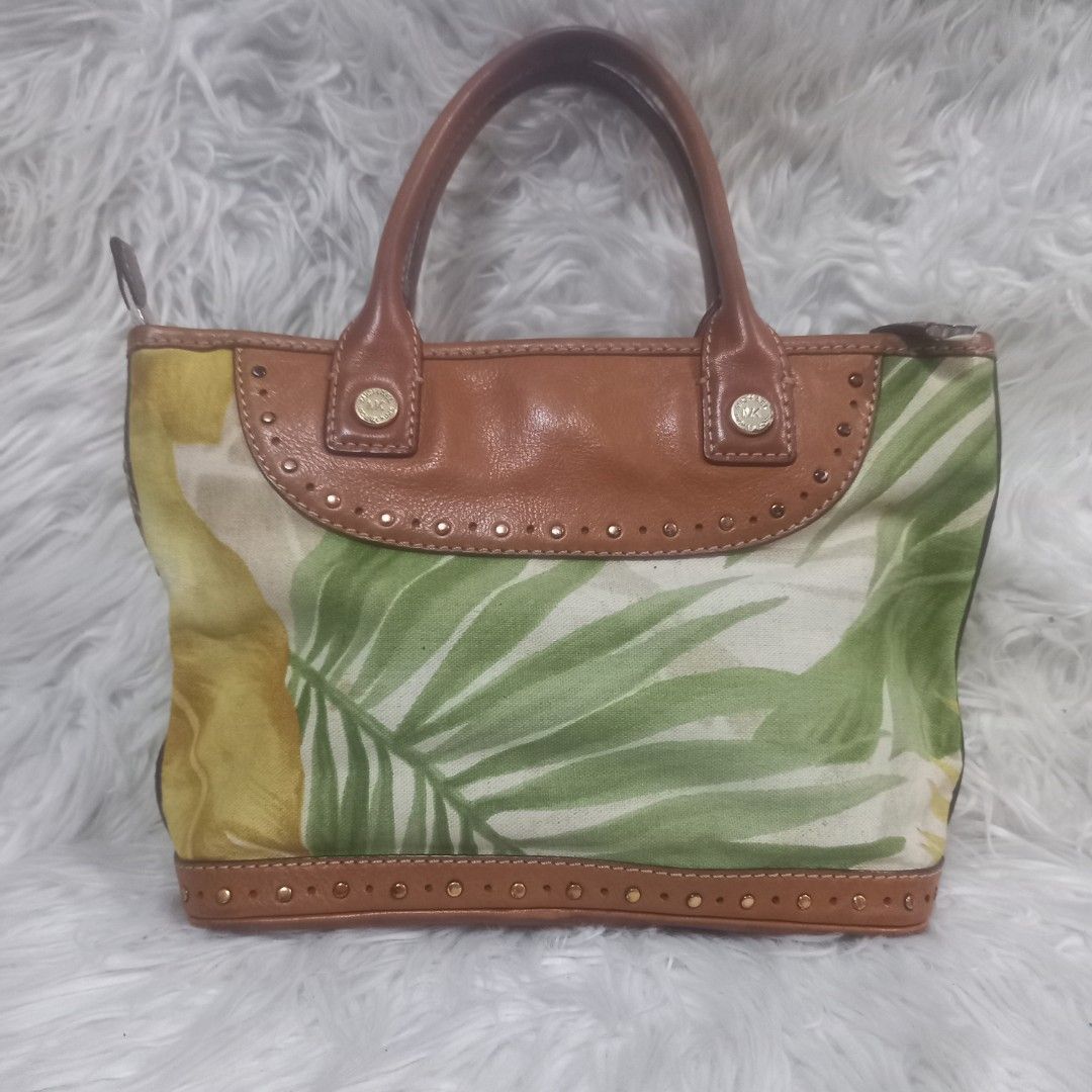 MK Michael Kors vintage (Category: Luxury Bags & Wallets) located in Cavite. Submitted by dwenmolbi100m (Listing ID 1455578934, Image 1). Description: Preloved Good condition Michael Kors Vintage.
