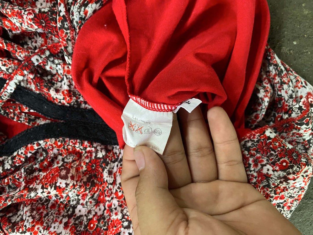 Morgan Red Floral Puff Sleeve Top (Category: Blouses) located in Barotac Nuevo. Submitted by ehsherjohn27 (Listing ID 1455555653, Image 3). Description: - Cute red top with a lovely floral print - Features stylish puff sleeves - Adorable tie detail at the neckline - Brand: Morgan - Made of stretchy material for comfort - Ideal for casual outings and everyday wear.