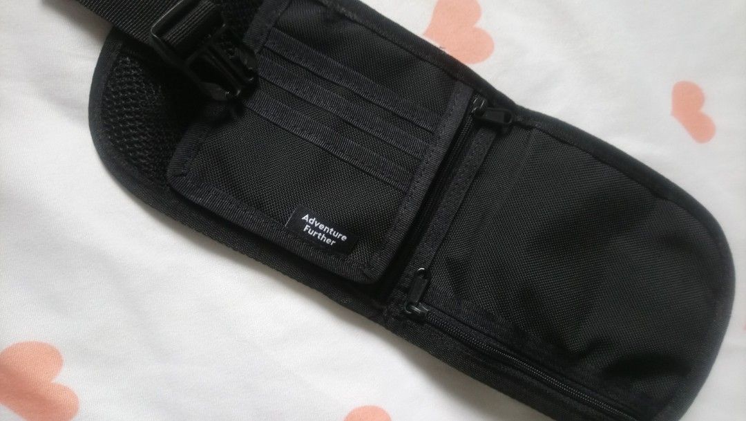 National Geographic ID wallet (Category: Belt bags, Clutches and Pouches) located in Bulacan. Submitted by starterpackoo (Listing ID 1455633957, Image 2). Description: BOUGHT - SOLD - JULY 31 2026 Nabili ko ito ng 150 pesos lang yata sa isang Mura magbentang seller sa fb. Nasa San Jose pa kami noon. Gagamitin ko sana for Photowalk o pang motor sa Malolos, pero Hindi ko naman sya nagamit kahit isang beses dahil alanganin ang pockets. Nasa compartm