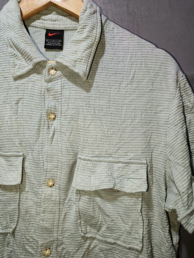 NIKE POLO SHIRT (Category: Formal Shirts) located in Makati City. Submitted by updownthrift (Listing ID 1455605311, Image 3). Description: SIZE LARGE NO ISSUE EXCELLENT CONDITION.