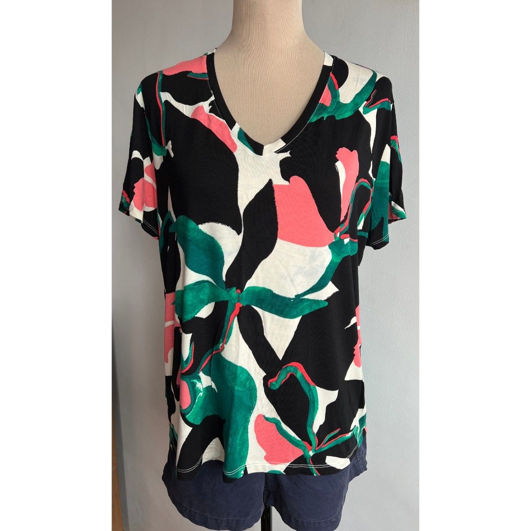 Nine West Shirt Blouse Top big plus size (Category: Shirts) located in Quezon City. Submitted by rosepam (Listing ID 1455619281, Image 2). Description: Nine West Soft Spun Tee Shirt Top Lightweight, soft, stretchy Size on tag: L *some color bleed - hindi masyado halata since abstract naman FIX PRICE Measurements posted for reference.