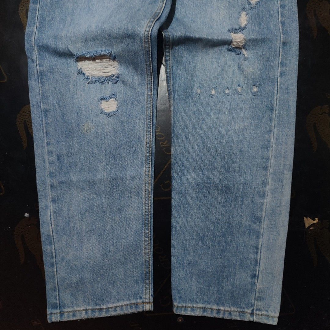 NOAH Light Wash Distressed Denim Jeans Size L (Category: Jeans) located in Manila. Submitted by anthonig (Listing ID 1455590057, Image 2). Description: Length: 38 inches Width: 27 inches Hem: 7 inches Price: 150 pesos Condition: 9.5/10 Issues: none PM if interested or for inquiries Meetups within MANILA only Can do shipping at buyers expense.