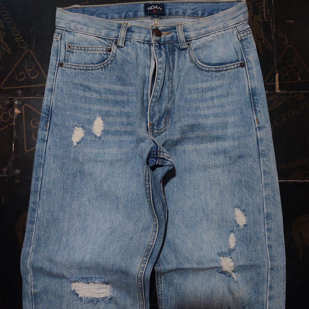 NOAH Light Wash Distressed Denim Jeans Size L (Category: Jeans) located in Manila. Submitted by anthonig (Listing ID 1455590057, Image 3). Description: Length: 38 inches Width: 27 inches Hem: 7 inches Price: 150 pesos Condition: 9.5/10 Issues: none PM if interested or for inquiries Meetups within MANILA only Can do shipping at buyers expense.
