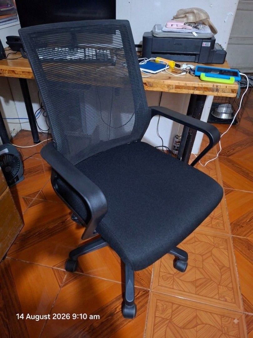 Office chair computer chair (Category: Chairs) located in Manila. Submitted by olram521 (Listing ID 1455513891, Image 1). Description: Office chair no isyu Pickup only Loc: waze: Tambunting Zapanta cor Arellano Malate near Mapecon pest control .