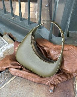 (Category: ) located in . Submitted by hideoutcloset88 (Listing ID 1455577417, Image 1). Description: .