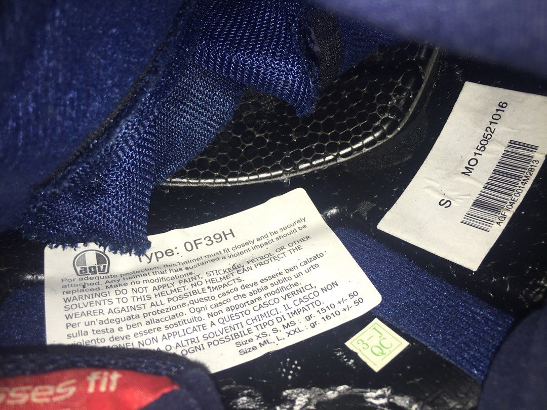 Original AGV Helmet SMALL SIZE 55 TO 56 (Category: Helmets and other Riding Gears) located in Manila. Submitted by arvindejes93412 (Listing ID 1455642948, Image 2). Description: im selling my pre owned helmet. hindi na po nagagamit dahil may kotse na po ako. Puwede po tumawad para sa mga surebuyer. ISSUE: MAY KAUNTI SIRA NG COVER LANG PO SA ILALIM AS SHOWN IN THE PICTURE above (last picture) Type 0f39h SMALL SIZE 55 TO 56 you can reach me at 0920